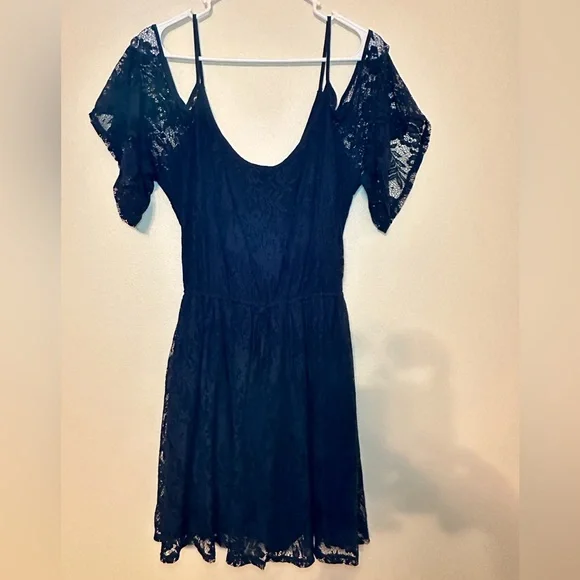 NWOT Hollister Cold-Shoulder Lace Dress - Picture 2 of 5